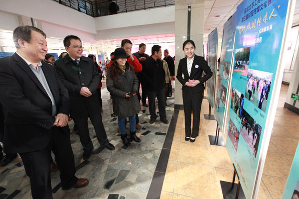 傳媒文化節-與會領導參觀“你好，校園傳媒人”攝影展