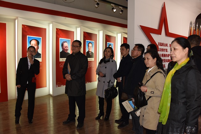 我院參觀人員在明志館內駐足學習廉政知識